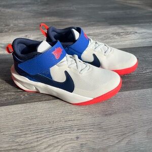 New NIKE Team Hustle D; Little Kid Size 2